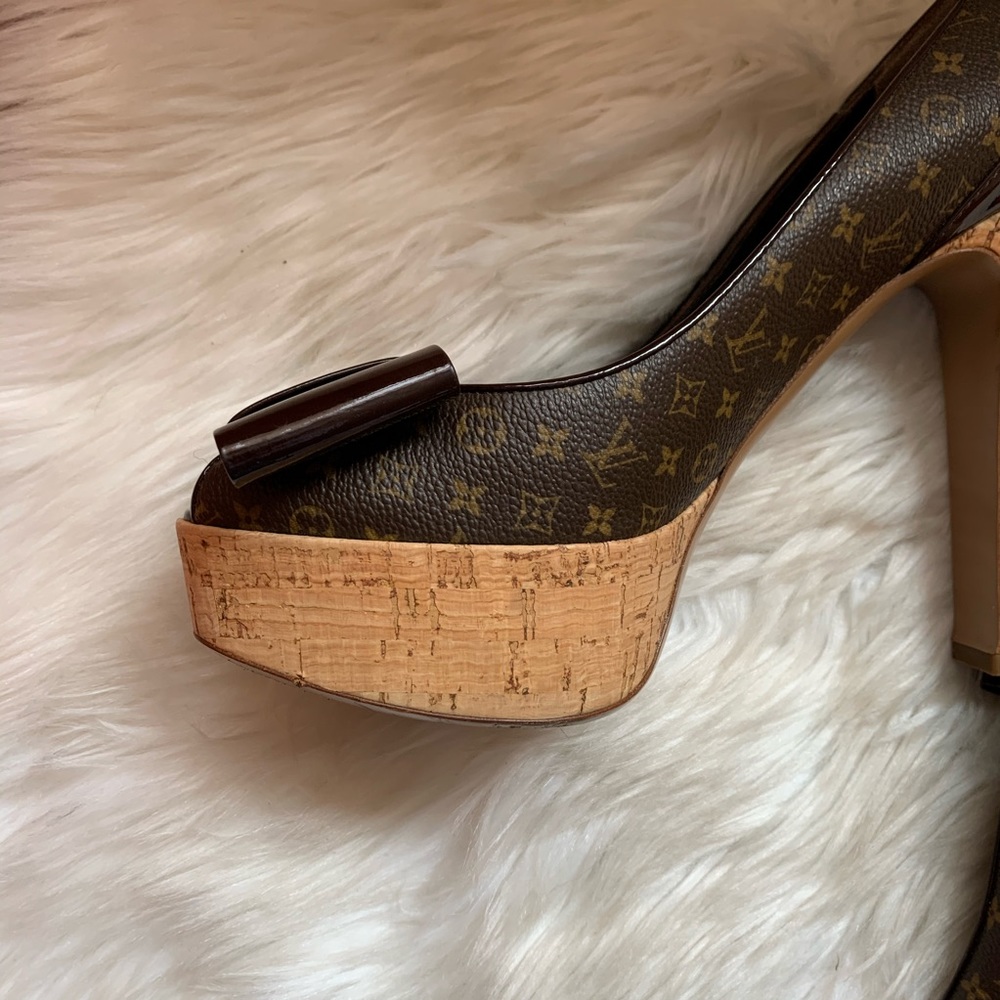 LOUIS VUITTON Logo Monogram Bow Cork Rivoli Pumps - Picture 8 of 9